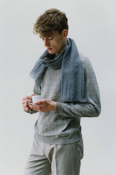 <strong>MARGARET HOWELL</strong><br />Knit ¥27,000, Trousers ¥31,320, Scarf ¥35,640 (all Margaret Howell)