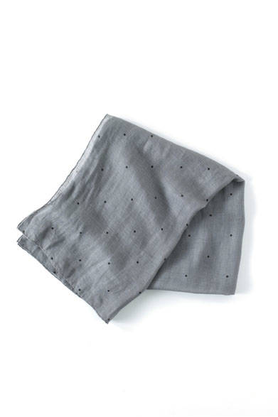 <strong>MARGARET HOWELL</strong><br />This scarf, with its addictive smooth feel, is hand-printed. The hand-stitched edges add to its charm. Scarf ¥35,640 (Margaret Howell)