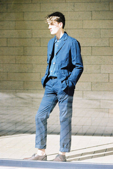 <strong>MARGARET HOWELL</strong><br />Jacket ¥43,200, Trousers ¥25,920, Shoes ¥51,840 (all MHL.), Shirt ¥32,400 (Margaret Howell)