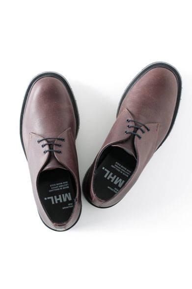 <strong>MARGARET HOWELL</strong><br />Gibson shoes, made in Northampton, England, are now available from MHL. Featuring the Goodyear welt construction for durability and comfort, they offer exceptional wearability. Shoes ¥51,840 (MHL.)