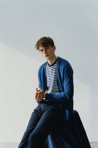 <strong>MARGARET HOWELL</strong><br />Cardigan ¥27,000, T-shirt ¥17,280, Trousers ¥31,320 (all Margaret Howell)