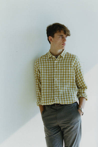 <strong>MARGARET HOWELL</strong><br />This season's key colour, yellow (maize), is expressed in a linen shirt. The subdued tones of the slightly large gingham check are attractive for their versatility, suitable for daily wear without being too casual. Shirt ¥35,640, T-shirt ¥10,800, Trousers ¥31,320, Belt ¥37,800, Watch ¥39,960 (all Margaret Howell)