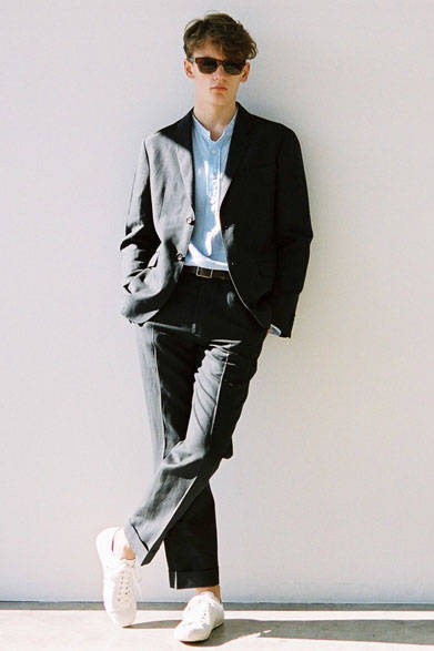 <strong>MARGARET HOWELL</strong><br />This wool-linen jacket features the slub texture and sheen characteristic of linen. Enjoy its light, voluminous, and unique texture. The inner layer is a linen collarless shirt. The moderate neckline opening adds a relaxed feel to the set-up. Jacket ¥63,720, Shirt ¥30,240, Trousers ¥32,400, Sunglasses ¥73,440 (in-store exclusive), Belt ¥37,800, Shoes ¥22,680 (all Margaret Howell)