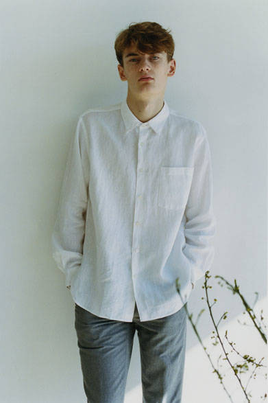 <strong>MARGARET HOWELL</strong><br />A signature white linen shirt for the Spring Summer season. Its relaxed fit makes it perfect not only under outerwear but also worn open over a T-shirt. A staple piece to consider adding to your wardrobe. Shirt ¥31,320, Trousers ¥31,320 (both Margaret Howell)