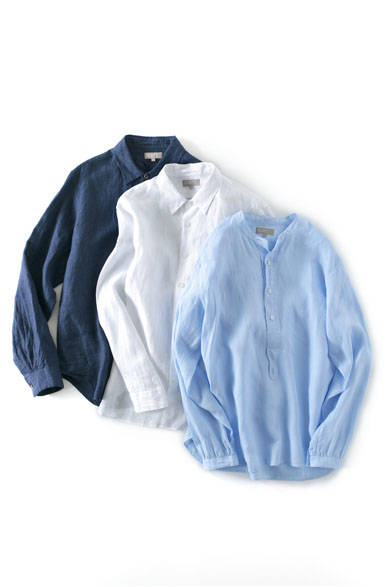 <strong>MARGARET HOWELL</strong><br />This indigo-dyed shirt uses renowned linen from a long-established supplier. The beauty lies in the uneven dyeing of the high-quality material, adding depth to the colour. Indigo shirt ¥32,400, Regular collar shirt (white) ¥31,320, Collarless shirt (blue) ¥30,240 (all Margaret Howell)