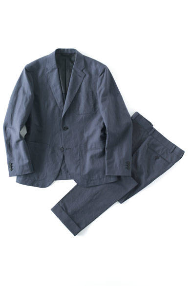 <strong>MARGARET HOWELL</strong><br />Jacket ¥52,920, Trousers ¥30,240 (both Margaret Howell)