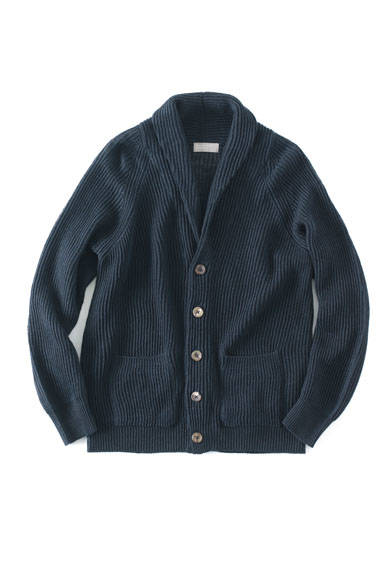 <strong>MARGARET HOWELL</strong><br />A shawl collar knit in linen, a classic design for the Spring Summer season. Its relaxed fit allows it to be worn like outerwear, with the buttons adding a nice accent. Cardigan ¥32,400 (Margaret Howell)