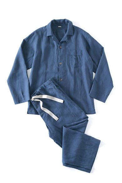 <strong>MARGARET HOWELL</strong><br />Pajama shirt ¥27,000, Pajama trousers ¥25,920 (both Margaret Howell)