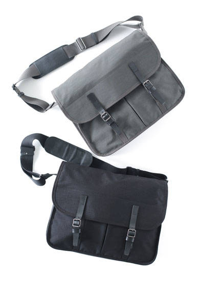 <strong>MARGARET HOWELL</strong><br />Bags ¥38,880 each (both Margaret Howell)