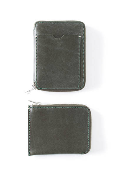 <strong>MARGARET HOWELL</strong><br />New colours have arrived for the small leather goods series, specially commissioned from a long-established British leather goods manufacturer. Despite their compact size, they feature gussets for ample storage. Wallet (top) ¥42,120, Wallet (bottom) ¥27,000 (both Margaret Howell)