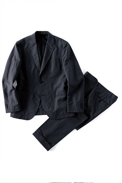 <strong>MARGARET HOWELL</strong><br />Jacket ¥52,920, Trousers ¥30,240 (both Margaret Howell)
