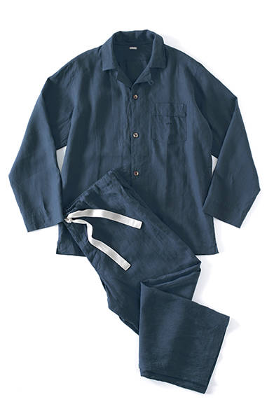 <strong>MARGARET HOWELL</strong><br />This season, pyjamas are offered in linen shirt fabric. The material and the colour of the drawstrings create a cool impression. Pajama shirt ¥27,000, Pajama trousers ¥25,920 (both Margaret Howell)