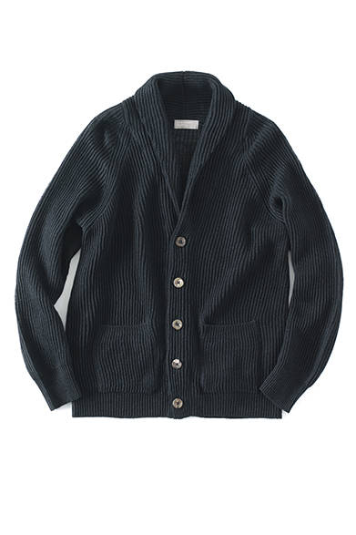 <strong>MARGARET HOWELL</strong><br />A shawl collar knit in linen, a classic design for the Spring Summer season. Its relaxed fit allows it to be worn like outerwear, with the buttons adding a nice accent. Cardigan ¥32,400 (Margaret Howell)