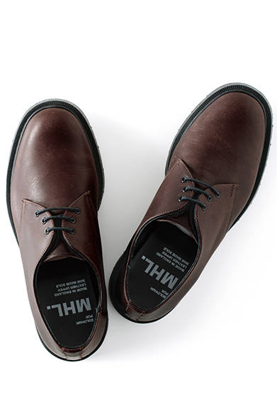 <strong>MARGARET HOWELL</strong><br />Gibson shoes, made in Northampton, England, are now available from MHL. Featuring the Goodyear welt construction for durability and comfort, they offer exceptional wearability. Shoes ¥51,840 (MHL.)