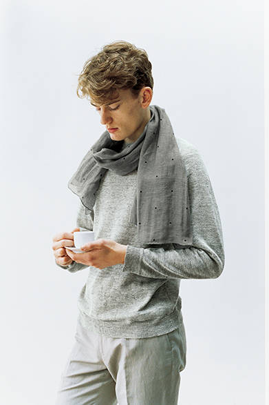 <strong>MARGARET HOWELL</strong><br />Knit ¥27,000, Trousers ¥31,320, Scarf ¥35,640 (all Margaret Howell)