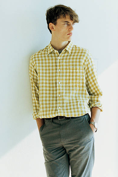 <strong>MARGARET HOWELL</strong><br />This season's key colour, yellow (maize), is expressed in a linen shirt. The subdued tones of the slightly large gingham check are attractive for their versatility, suitable for daily wear without being too casual. Shirt ¥35,640, T-shirt ¥10,800, Trousers ¥31,320, Belt ¥37,800, Watch ¥39,960 (all Margaret Howell)