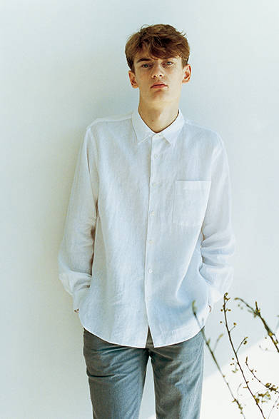 <strong>MARGARET HOWELL</strong><br />A signature white linen shirt for the Spring Summer season. Its relaxed fit makes it perfect not only under outerwear but also worn open over a T-shirt. A staple piece to consider adding to your wardrobe. Shirt ¥31,320, Trousers ¥31,320 (both Margaret Howell)