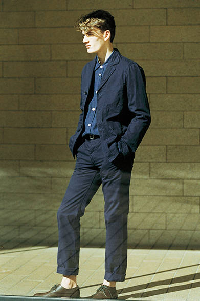 <strong>MARGARET HOWELL</strong><br />The MHL. jacket, which appeared in the collection, can be worn as a set with the trousers and is coordinated here with an indigo-dyed linen shirt. The jacket has a box silhouette with a workwear feel, offering a fresh, tough impression. Jacket ¥43,200, Trousers ¥25,920, Shoes ¥51,840 (all MHL.), Shirt ¥32,400 (Margaret Howell)