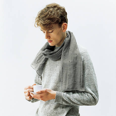 <strong>MARGARET HOWELL</strong><br />Knit ¥27,000, Trousers ¥31,320, Scarf ¥35,640 (all Margaret Howell)