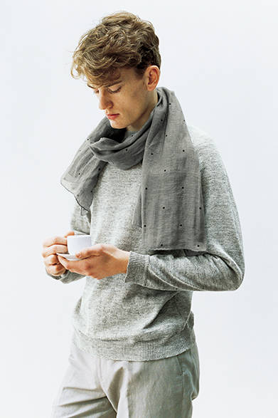 <strong>MARGARET HOWELL</strong><br />The saddle crew knit, which appears in cashmere for Autumn/Winter, is now available in 100% linen for Spring/Summer. In a heather grey melange, the texture is pleasant against the skin and suitable for wear even in mid-summer. Knit ¥27,000, Trousers ¥31,320, Scarf ¥35,640 (all Margaret Howell)