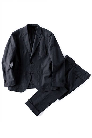 <strong>MARGARET HOWELL</strong><br />A lightweight jacket made from a cotton-linen blend, designed to be worn like a shirt, and matching trousers that can be worn as a set. The grey colour looks chic. Jacket ¥52,920, Trousers ¥30,240 (both Margaret Howell)