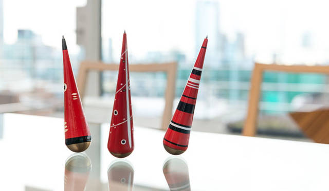 <strong>East Japan Project</strong> "Stand Up Pen" (Dekoshiya Daikokuya / MOUNT FUJI ARCHITECTS STUDIO)<br>Inspired by the "Okiagari Koboshi" and "Aka-beko," traditional lucky charms and folk toys from Fukushima Prefecture's Aizu region, which symbolize "falling down seven times, getting up eight" and "good health," this project has created a ballpoint pen to support Japan's future. Crafted using the "Hariko" papier-mâché technique, where paper is applied to molds made of wood or clay, these pens are extremely light due to their paper construction. A weight inside creates their unique movement. They stand upright, saving space, and their gentle swaying creates a delightful scene on any desk. They should also function as an early earthquake detector. 