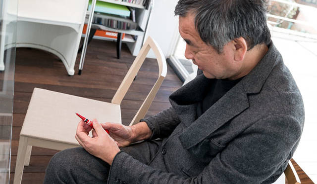 Kengo Kuma with the "Stand Up Pen"