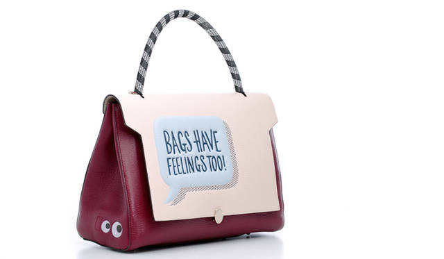 <strong>New Top Handle</strong><br><br><strong>ANYA HINDMARCH</strong><br><br>This season is inspired by stickers from the designer's school days. Humorous messages and illustrations are applied to high-quality leather. The "Bungee Strap" handle, woven from nylon, adds a sporty mood.<br><br>"Bathurst Satchel" [H24×W32.5×D14cm] ¥248,400<br>ANYA HINDMARCH / ANYA HINDMARCH JAPAN 0800-800-9120<br>