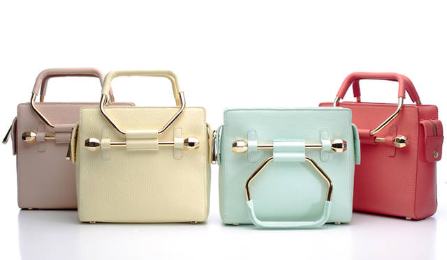 <strong>Petit & Colorful Bag</strong><br><br> <strong>VIKTOR & ROLF</strong><br><br>  A mini size has joined the "Bommette" hit bag from Viktor & Rolf this spring, featuring grenade-shaped embellishments at both ends of the handle. We want to get a head start on spring with these sweet, candy-like colored bags.<br><br> "Baby Bommette Bag" [H18×W20×D7cm] ¥135,000 each.<br>VIKTOR & ROLF / STAFF INTERNATIONAL JAPAN 03-5794-9931