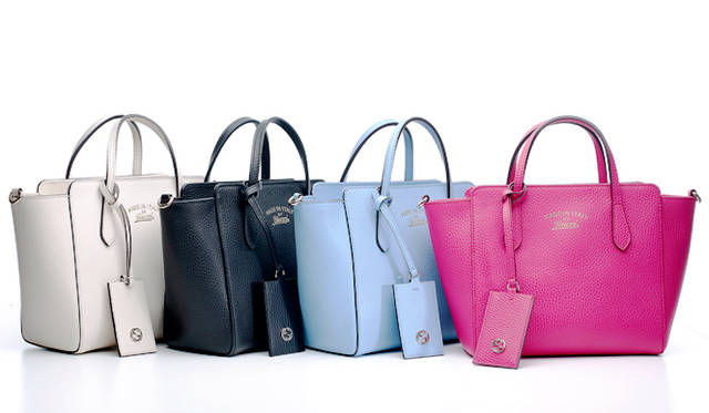 <strong>Petit & Colorful Bag</strong><br><br> <strong>GUCCI</strong><br><br>  The elegant script logo is engraved on leather with a beautiful grain texture. The removable ID tag also features the Interlocking G. This bag showcases Gucci's signature design. Let's go out with the "Gucci Swing" bag, dyed in spring colors.<br><br> "Gucci Swing" Mini Leather Top Handle Bag (with shoulder strap) [H20×W21.5×D11cm] ¥131,760 each.<br>GUCCI / GUCCI JAPAN Tel. 03-5469-6611