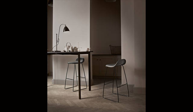 <strong>LIVING MOTIF</strong><br />The "GUBI" bar table with its minimal silhouette and high stools create an urban atmosphere. Stool ¥73,440, Bar table ¥302,400