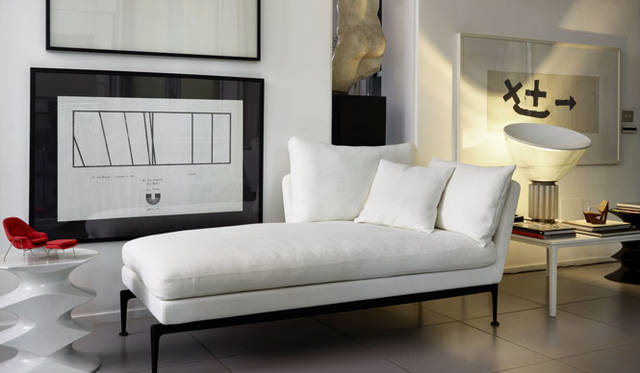 <strong>LIVING MOTIF</strong><br />"Vitra" The Suita sofa chaise longue, designed by maestro Antonio Citterio, features striking legs reminiscent of mid-century design. ¥478,440 ©vitra