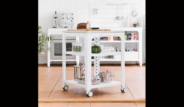 <strong>LIVING MOTIF</strong><br />"n by Naber" An innovative kitchen that can be assembled freely based on a basic frame, according to preference and lifestyle. Work table ¥345,600