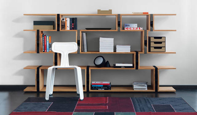 <strong>LIVING MOTIF</strong><br />"JANUA" A unit shelf with eye-catching straps that secure the shelves. Allows for flexible shelf configurations. ¥947,160