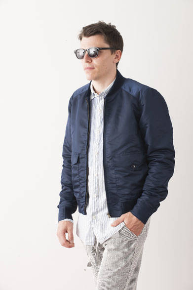 <strong>2015年春夏コレクション</strong><br />Type MA-1 Blouson 3万7800円、Ikamune Shirts 2万4840円、One Tuck Easy Pants 1万9440円、Eye Wear collaborated with “BLANC.” 2万3760円