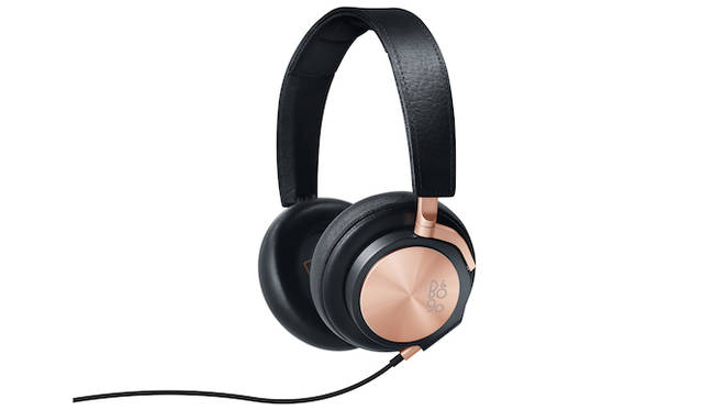 <strong>Bang & Olufsen Love Affair Collection BeoPlay H6</strong><br />Headphones designed for comfortable wear. Crafted with carefully selected high-quality materials for natural, immersive sound. ¥41,715 (excl. tax)