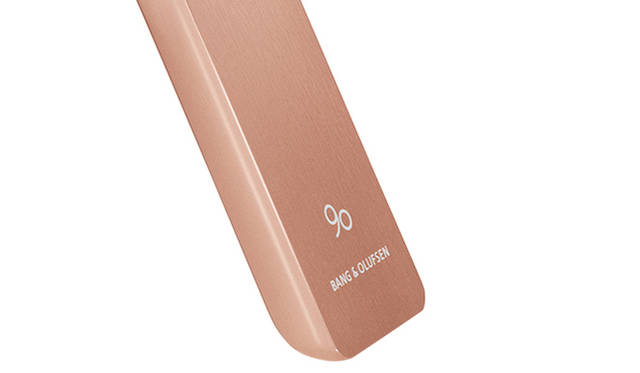 <strong>Bang & Olufsen Love Affair Collection BeoRemote One</strong><br />Molded from a single aluminum plate with an ergonomic design. Its satisfying weight makes it hard to put down once held. ¥43,000 (excl. tax)