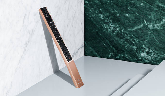 <strong>Bang & Olufsen Love Affair Collection BeoRemote One</strong><br />Molded from a single aluminum plate with an ergonomic design. Its satisfying weight makes it hard to put down once held. ¥43,000 (excl. tax)
