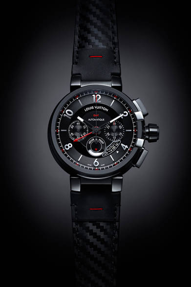 <strong>Tambour Evolution in Black Chronograph GMT</strong><br>Case: DLC-coated stainless steel<br>Diameter: 45mm<br>Movement: Automatic (Cal. LV92)<br>Functions: Chronograph (30-minute counter, 12-hour counter), second time zone display, day/night indicator, date display<br>Strap: Calfskin (embossed carbon finish)<br>Water Resistance: 100m<br>Release: Scheduled for April<br>Price: ¥1,085,000 (excluding tax)