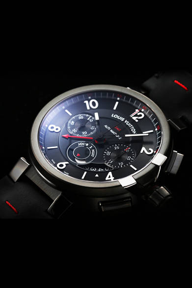 <strong>Tambour Evolution in Black Chronograph GMT</strong><br>Case: DLC-coated stainless steel<br>Diameter: 45mm<br>Movement: Automatic (Cal. LV92)<br>Functions: Chronograph (30-minute counter, 12-hour counter), second time zone display, day/night indicator, date display<br>Strap: Calfskin (embossed carbon finish)<br>Water Resistance: 100m<br>Release: Scheduled for April<br>Price: ¥1,085,000 (excluding tax)