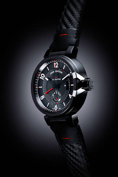<strong>Tambour Evolution in Black Chronograph GMT</strong><br>Case: DLC-coated stainless steel<br>Diameter: 45mm<br>Movement: Automatic (Cal. LV92)<br>Functions: Chronograph (30-minute counter, 12-hour counter), second time zone display, day/night indicator, date display<br>Strap: Calfskin (embossed carbon finish)<br>Water Resistance: 100m<br>Release: Scheduled for April<br>Price: ¥1,085,000 (excluding tax)