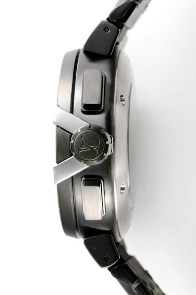<strong>Tambour Evolution in Black Chronograph GMT</strong><br>Case: DLC-coated stainless steel<br>Diameter: 45mm<br>Movement: Automatic (Cal. LV92)<br>Functions: Chronograph (30-minute counter, 12-hour counter), second time zone display, day/night indicator, date display<br>Strap: Calfskin (embossed carbon finish)<br>Water Resistance: 100m<br>Release: Scheduled for April<br>Price: ¥1,085,000 (excluding tax)