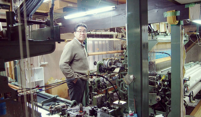 Kanaya-san, a craftsman proud of Hosoo, plays a central role in the new project.