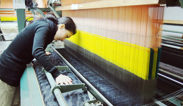 Many young artisans have joined the workshop, including women.