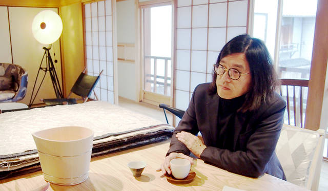 Yusuke is impressed by the champagne cooler from Nakagawa Mokkougei.