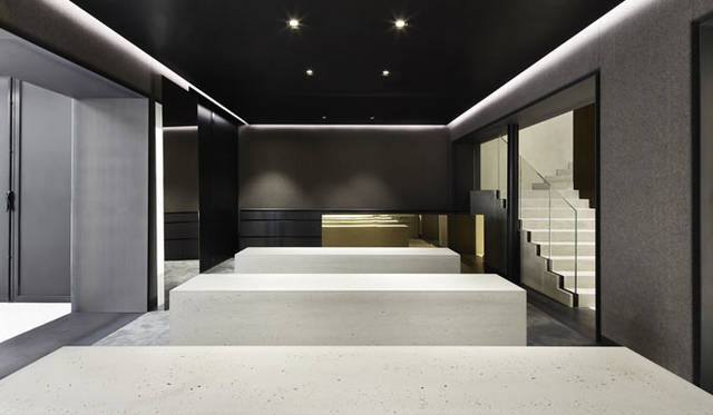 <strong>GIVENCHY by Riccardo Tisci</strong><br />Givenchy Store