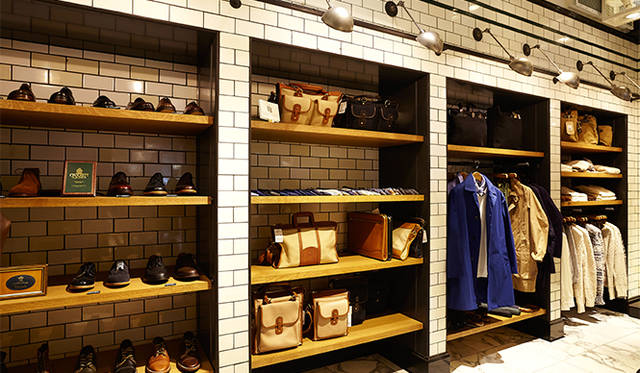 JOURNAL STANDARD Omotesando, 1F. Authentic accessories like bags and shoes are arranged towards the back.