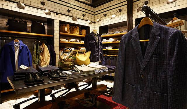 JOURNAL STANDARD Omotesando, 1F. Tailored wear with a rugged edge defines the shop's identity.