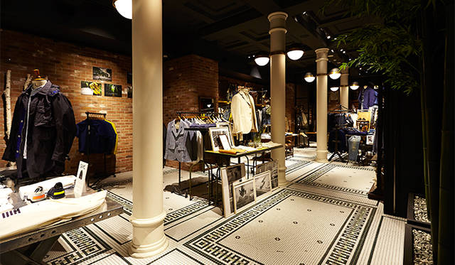 JOURNAL STANDARD Omotesando, B1F. Expanding the range of men's wear selections with a different lineup from the first floor. Pop-up shops are also featured on this floor.