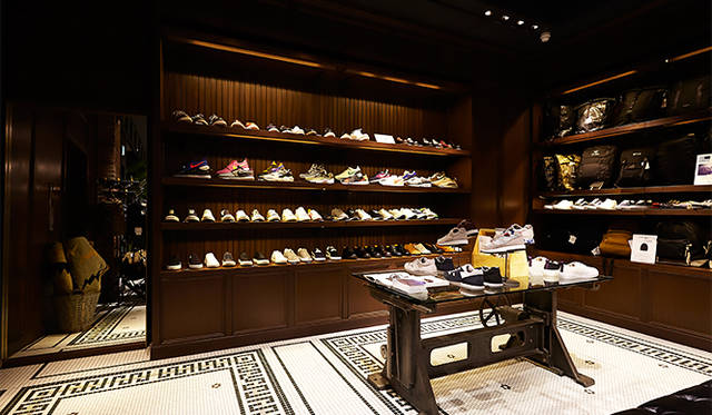 JOURNAL STANDARD Omotesando, B1F. A curated selection of items essential for a modern sporty-mix style, including sneakers and backpacks.